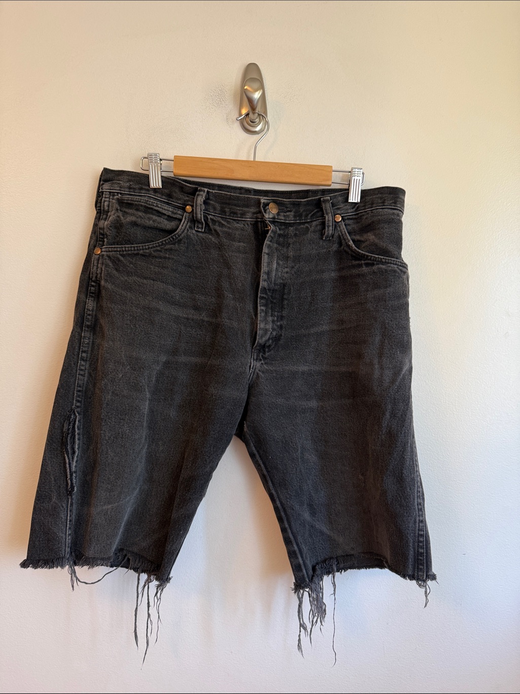 Preowned Mens Size 34 Black Wrangler Cut Off Shorts